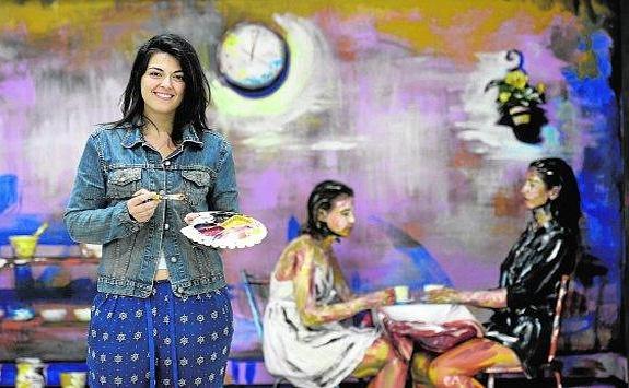 La artista Ángela S. Casanova, frente a una de sus obras. 