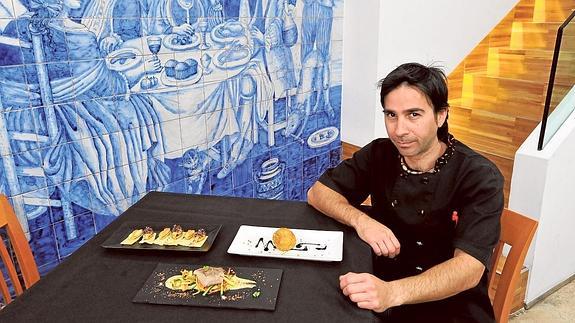 Juan Pablo Miras, cocinero del restaurante La Bien Pagá, con algunas de sus elaboraciones. 