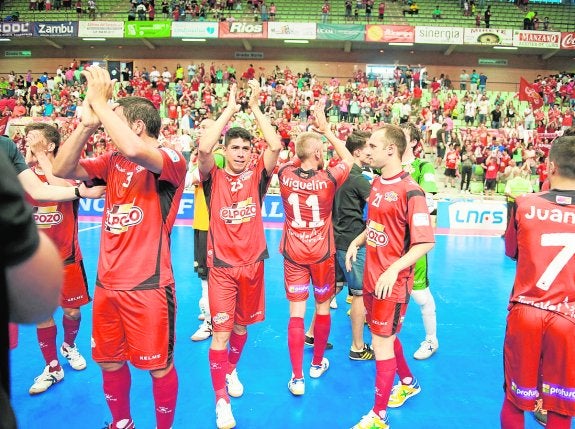 Los jugadores de ElPozo agradecen al Palacio su apoyo.