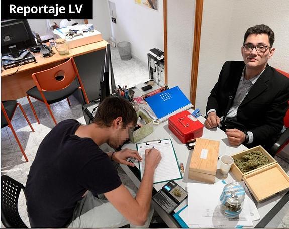 Gustavo, en su despacho de la Asociación Proyecto Némesis, mientras un nuevo socio rellena un formulario.