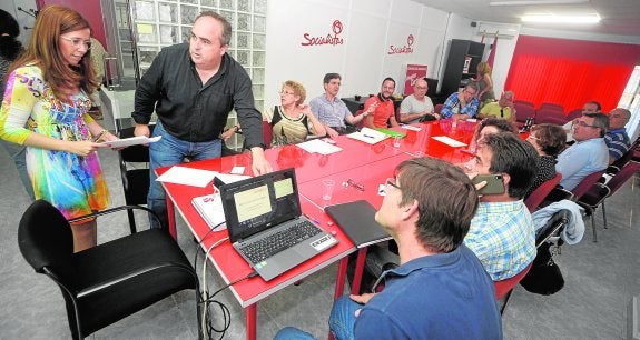 Ana Belén Castejón y Juan Pedro Torralba preparan documentación antes de la ejecutiva socialista de análisis. 