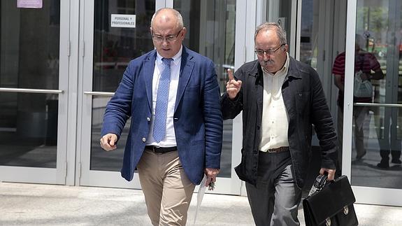 Berberena junto a su abogado, José María Caballero, tras prestar declaración.