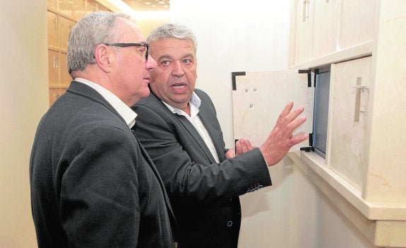 Los candidatos, Jesús García y José María Miñarro, en la cripta del Paso Azul. :: sonia. m. lario / agm