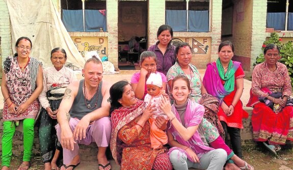 Alba Leiva (abajo, primera por la derecha) en una visita a una escuela de Chapagoan, en Nepal, a la que se donó parte del dinero recaudado para afrontar los daños tras los terremotos. 