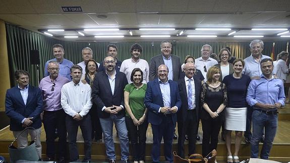 PP. Pedro Antonio Sánchez, en el centro, se mostró muy sonriente cuando se hizo la foto de familia junto con los diputados electos de su partido. 