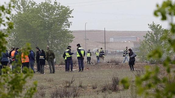 Técnicos de Defensa supervisando el escenario del accidente, en abril de 2012.