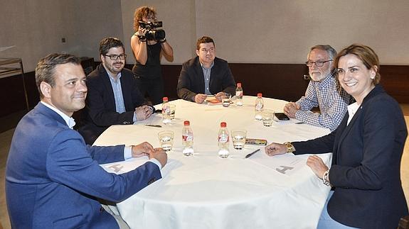 Marcos Ortuño, Fran Hervías, Emilio Argüeso, Francisco Celdrán y Patricia Fernández, durante la reunión.