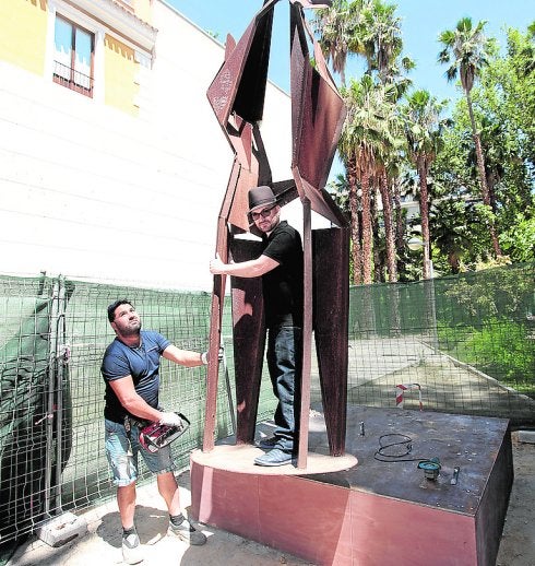 Manuel Pérez, con sombrero, orientando la obra. 