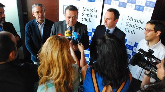 Albarracín atiende a los medios tras la reunión.