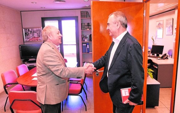 El secretario de UGT, Antonio Jiménez, ayer, saludando al candidato del PSRM González Tovar.