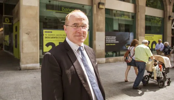 Jesús María Ruiz de Arriaga, delante de la sede de Bankia en Zaragoza. Este banco es su principal rival en los pleitos judiciales. 
