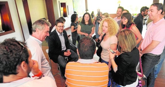 Miguel Sánchez (sentado), charla con los periodistas, ayer en el Nelva, durante la reunión de Ciudadanos y el PP. 