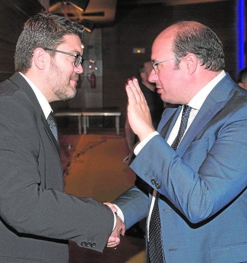 Miguel Sánchez, de Ciudadanos, y Pedro Antonio Sánchez, del PP, saludándose.