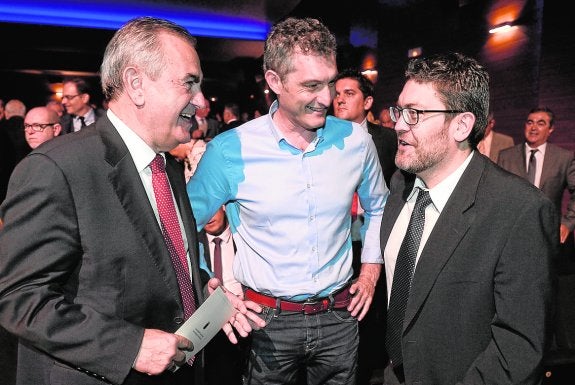 Rafael González Tovar, Óscar Urralburu y Miguel Sánchez, ayer en el Teatro Villa de Archena. 