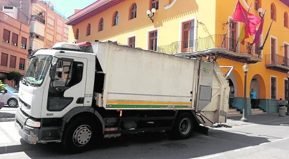 Podemos subió a su Facebook la foto del camión de la basura.