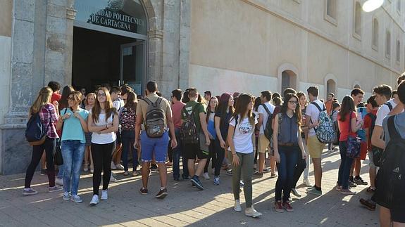 Alumnos en la puerta de la Politécnica, esperando para realizar la PAU.