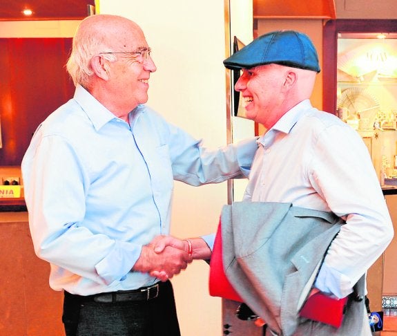 José Ignacio Gras (PSOE) y Mario Gómez (C's), ayer, en El Carmen. 