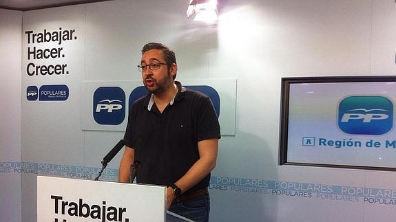 Víctor Martínez, portavoz del PP en Murcia, durante la rueda de prensa.