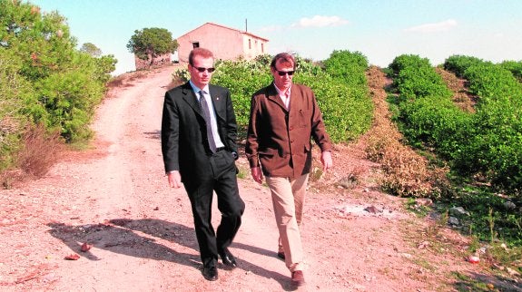 El concejal de Deportes, Miguel Cascales, y el entonces presidente del Real Murcia, Joaquín Romeu, en febrero de 2002, recorriendo los terrenos donde acabó siendo construida la Nueva Condomina, el centro comercial y algunos bloques de edificios. 