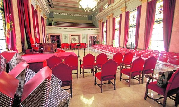 Sillas para el público que asistirá hoy a la constitución de la corporación apiladas en el salón de plenos del Ayuntamiento de Murcia. 