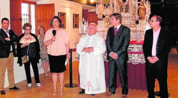 El rector de la basílica, con la hermana mayor de la Cofradía. 