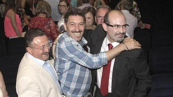 Juan José Andreo (derecha) recibe el abrazo de un compañero.