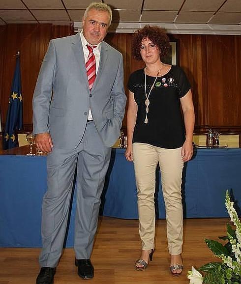 Jesús Amo junto a la nueva alcaldesa, Cándida Marín (IU).