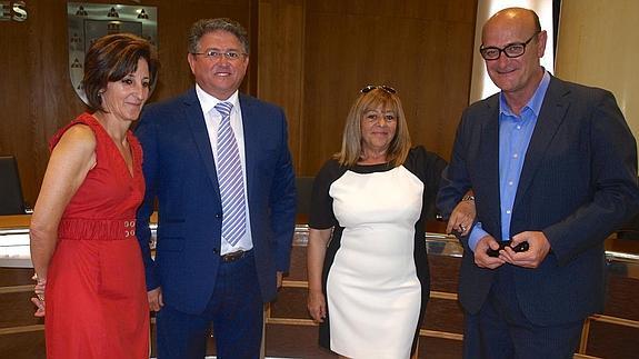 Anastasio Bastida, alcalde de Los Alcázares, junto al concejal del PSOE, Chema Gil. 