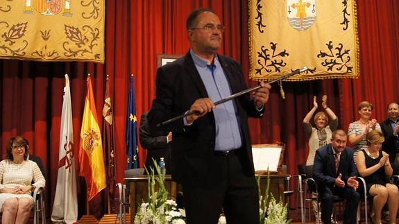 Juan José Cánovas, de Ganar Totana-IU, con el bastón de mando.