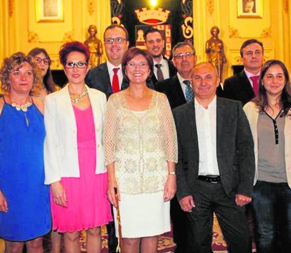 La nueva alcaldesa de Jumilla, la socialista Juana Guardiola, es la primera mujer que ocupa el sillón. En la foto, con su equipo. 