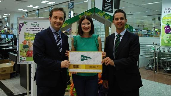 Mireia Ruiz posa con su premio en el Corte Inglés de Murcia. 