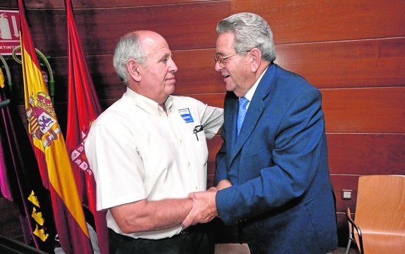 Diego Frutos recibe la felicitación del presidente saliente, Sigifredo Martínez. 