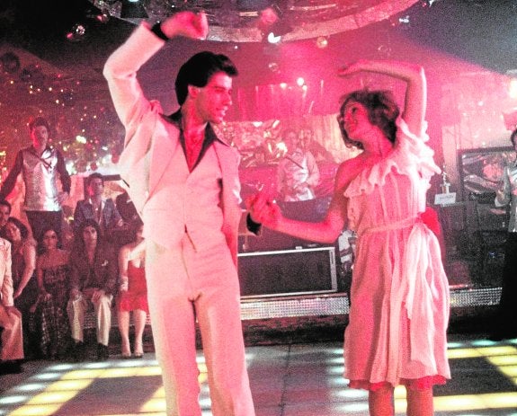 John Travolta y Karen Lynn Gorney, bailando en una escena de la película.