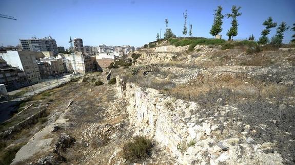 Solares en la cara suroeste del Cerro del Molinete, que limita con la calle Morería Baja, donde se ubican las parcelas municipales que por ahora no se venden.