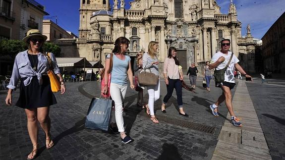 Turistas extranjeros pasean por la plaza Belluga de Murcia.