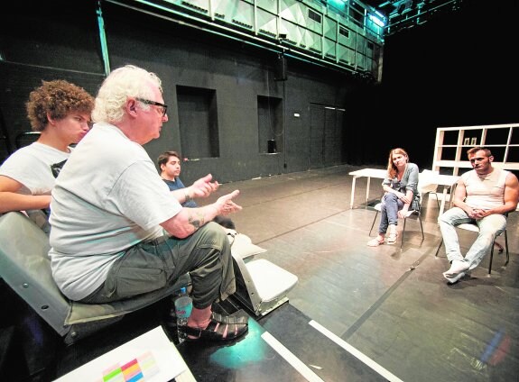 El creador neoyorquino John Strasberg comenta con sus alumnos una escena, ayer, en el Centro Párraga de Murcia. 