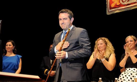 El alcalde, Joaquín Buendía, durante su toma de posesión. A la derecha, las concejales María Luisa Martínez (Cultura y Festejos) y Raquel de la Paz Ortiz (Hacienda y Recursos Humanos). 