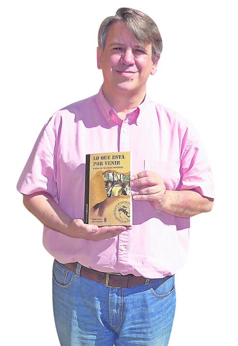 Pablo de Aguilar, con su último libro. 