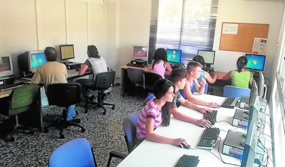 Profesor y alumnos, en una clase de la Fundación Sierra Minera. 