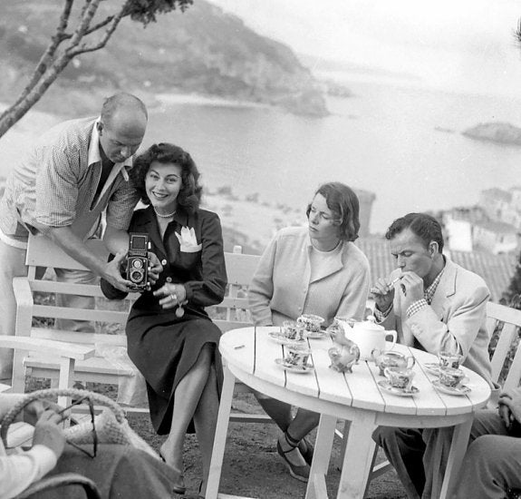 Frank Sinatra (d) buscó a Ava Gardner en el rodaje de 'Pandora y el holandés errante' en Tossa de Mar. 