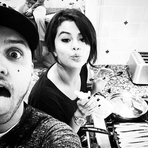 Una foto en el perfil Instagram de Alexander Deleon, junto a Selena Gomez. 