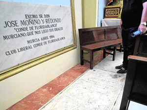Lápida que cubre los restos del Conde de Floridablanca en la iglesia de San Juan.