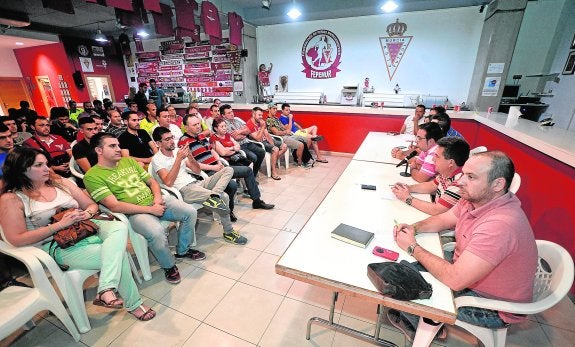 Reunión de peñistas del Real Murcia, en la sede de la Federación, el jueves por la noche. 