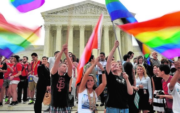 Activistas gays celebran la resolución ante el Supremo de EE UU.