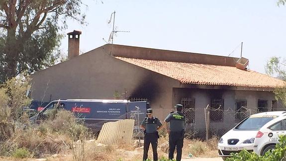 Vivienda afectada por el fuego tras la explosión de la bombona de gas. 