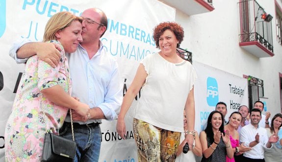 Pedro Antonio Sánchez besa a su mujer, Nuria Navajas, visiblemente emocionada, durante el acto de homenaje que se celebró ayer en la Casa del Cura. A la derecha, la alcaldesa de Puerto Lumbreras, Mari Ángeles Túnez, sonríe ante la escena.