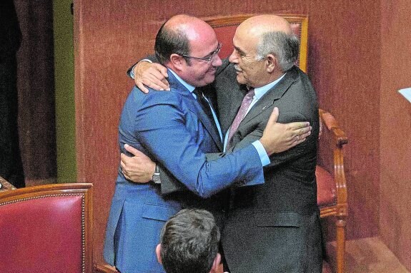 Pedro Antonio Sánchez y Alberto Garre se abrazan al terminar el pleno de investidura. 