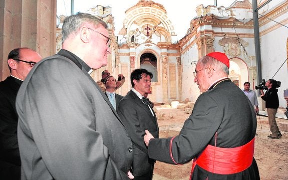 El cardenal Rouco Varela durante su visita a Santiago en 2012, acompañado por el alcalde y el obispo de Cartagena. 