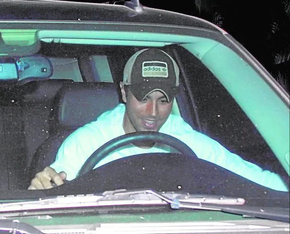 Enrique Iglesias, al volante de un coche. :: gtres