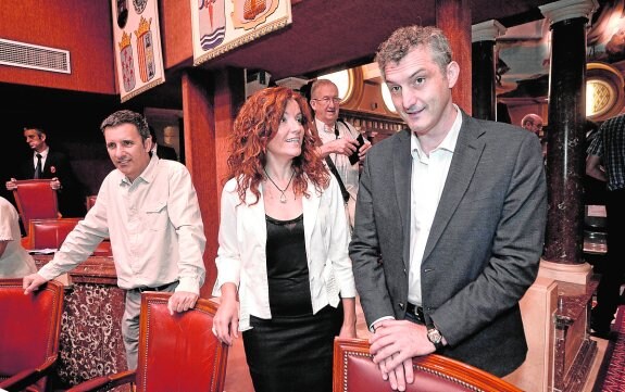 María Ángeles García y Óscar Urralburu, durante el pleno de investidura de Sánchez. NACHO GARCÍA 